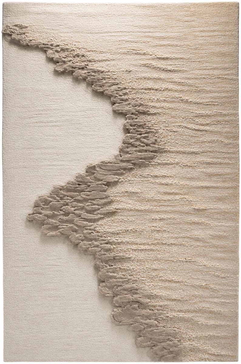 Op de afbeelding: Een rechthoekig tapijt met een textuurontwerp. Het tapijt heeft een lichtbeige achtergrond met een golfachtig patroon in tinten beige en grijs. Het ontwerp cre&euml;ert een visuele textuur, geschikt voor interieurdecoratie.