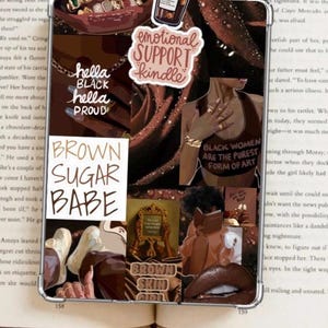 Op de afbeelding: Een telefoonhoesje in collage-stijl met een bruin kleurenschema. Het ontwerp bevat tekst die luidt: "Brown Sugar Babe", "Black Women Are The Purest Form of Art" en "Emotional Support Kindle."