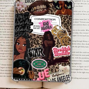 Op de afbeelding: Een doorzichtige telefoonhoes versierd met diverse stickers. De stickers bevatten cartoon illustraties van zwarte vrouwen, teksten zoals "Anti Social Social Club", "Big Mama", "Bookish Baddie" en "California Los Angeles".