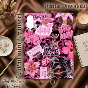 Könnte beinhalten: Ein digitaler Download-Einsatz für das iPad mini 6/7 mit einer Collage in rosa und schwarzem Leopardenmuster. Das Design enthält den Text 444, I'M TOO PRETTY FOR THIS, BIG MAMA und HOT GIRL sowie eine Zeichentrickfigur, rosa Blumen und Würfel.