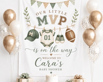 Puede incluir: Una pancarta de tela blanca con el texto Our Little MVP is on the way Welcome to Cara's Baby Shower, decorada con ilustraciones de una gorra, un body de bebé, zapatos, un balón de fútbol americano y banderines, rodeada de globos dorados y blancos.