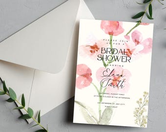 Può includere: Un invito per un addio al nubilato con un design floreale ad acquerello. L'invito presenta fiori rosa e il testo "Bridal Shower" in onore di Elena Taith. Sono visibili anche una busta e del verde.