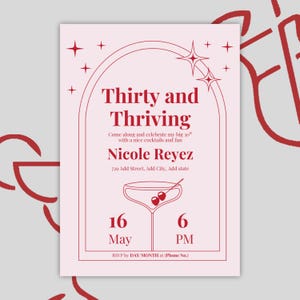 Op de afbeelding: Een roze uitnodiging met rode tekst en designelementen. De tekst luidt "Thirty and Thriving" en nodigt uit om een 30e verjaardag te vieren. Bevat datum, tijd en RSVP-informatie.