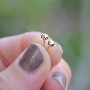 ハンドメイド 14K ソリッドイエローゴールド ドット スタッドピアス - 3 mm