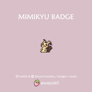 Pode incluir: Um emblema em pixel art apresentando o personagem Mimikyu centralizado em um fundo malva claro. O texto MIMIKYU BADGE aparece no topo, com twitch & discord emotes / badges / assets e o texto awayukii na parte inferior com um ícone de morango.