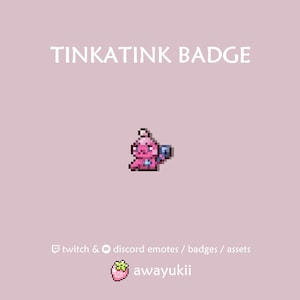 Può includere: Un badge digitale con un'illustrazione in pixel art di un personaggio Tinkatink rosa con un piccolo martello. Il testo TINKATINK BADGE appare in alto, con twitch & discord emotes / badges / assets e awayukii con un'icona di fragola in basso.