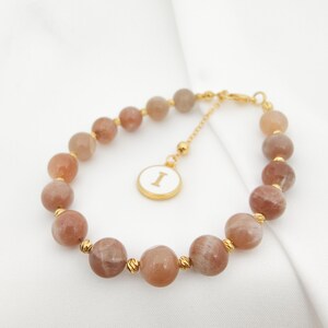 Pulsera de piedra solar con dije de inicial personalizado: joyería de piedras preciosas naturales, un regalo único para ella.