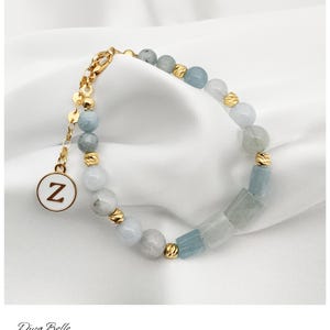 Pulsera de aguamarina – Piedra preciosa azul natural – Dije de letra personalizado – Joyería unisex ajustable – Regalo de paz hecho a mano