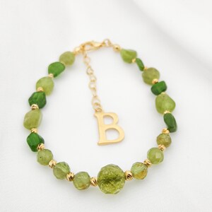 Pulsera de peridoto (zeberceta) natural: un regalo único con inicial personalizada