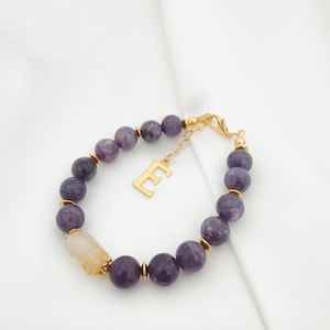 Pulsera de lepidolita y citrino con dije de letra – Alivio del estrés – Piedra de la riqueza – Joyería de cuentas de cristal morado – Regalo para ella o para él
