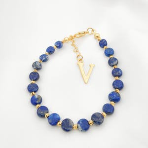 Pulsera de lapislázuli con dije de letra dorada – Joyería de piedras preciosas naturales – Pulsera ajustable apilable – Regalo para ella – Hecha a mano