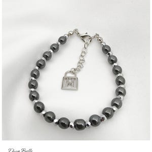 Pulsera de hematita – Joyería de piedra natural – Regalo unisex ajustable – Dije de letra de circón – Pulsera de cuentas metálicas hecha a mano