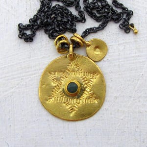 Magen David 22k gouden ketting, handgemaakte massief gouden en smaragdgroene davidster, gouden en zilveren medaillon bedelketting