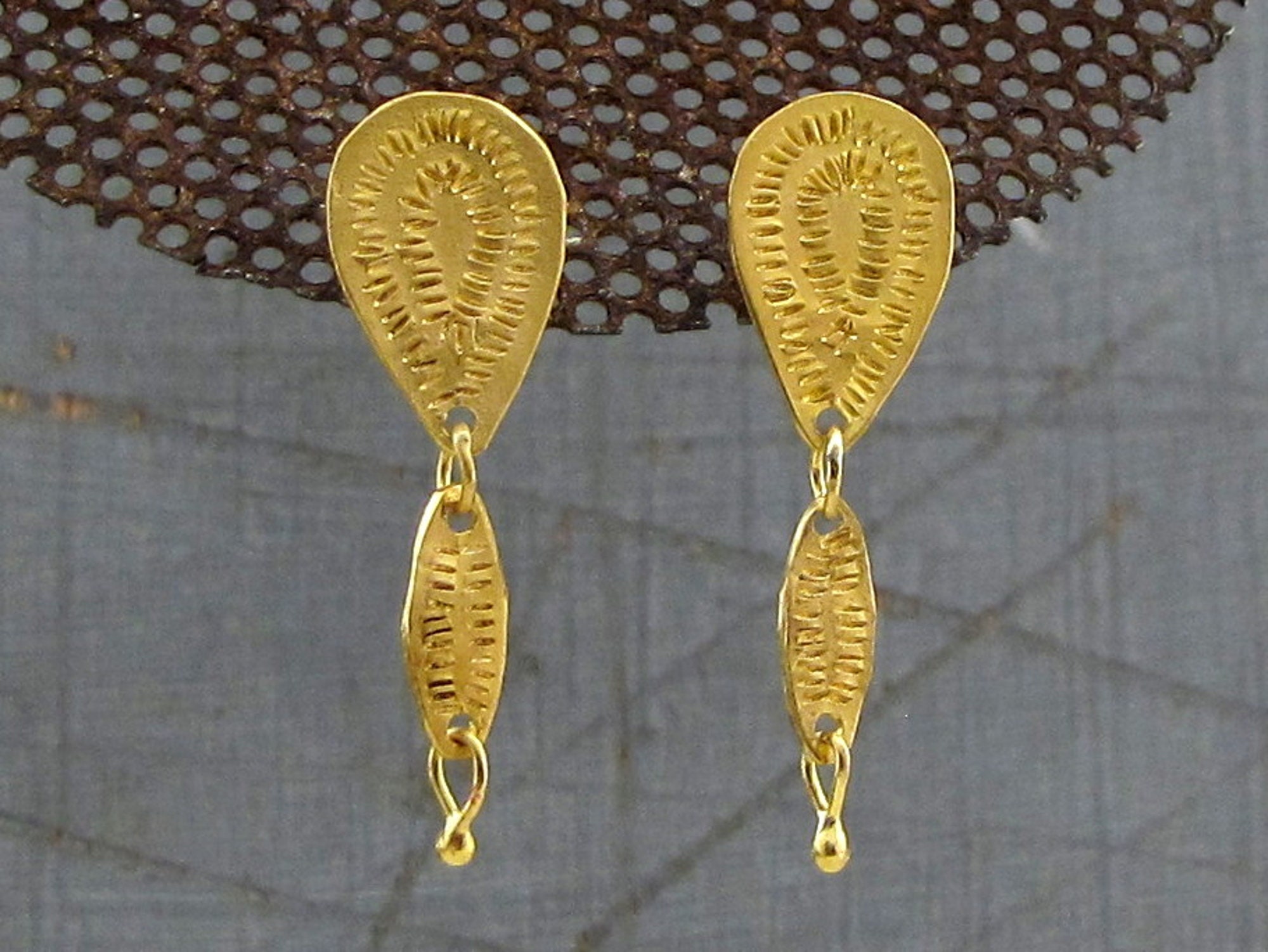 22Kソリッドゴールドダングルスタッドピアス。ユニークなテクスチャー