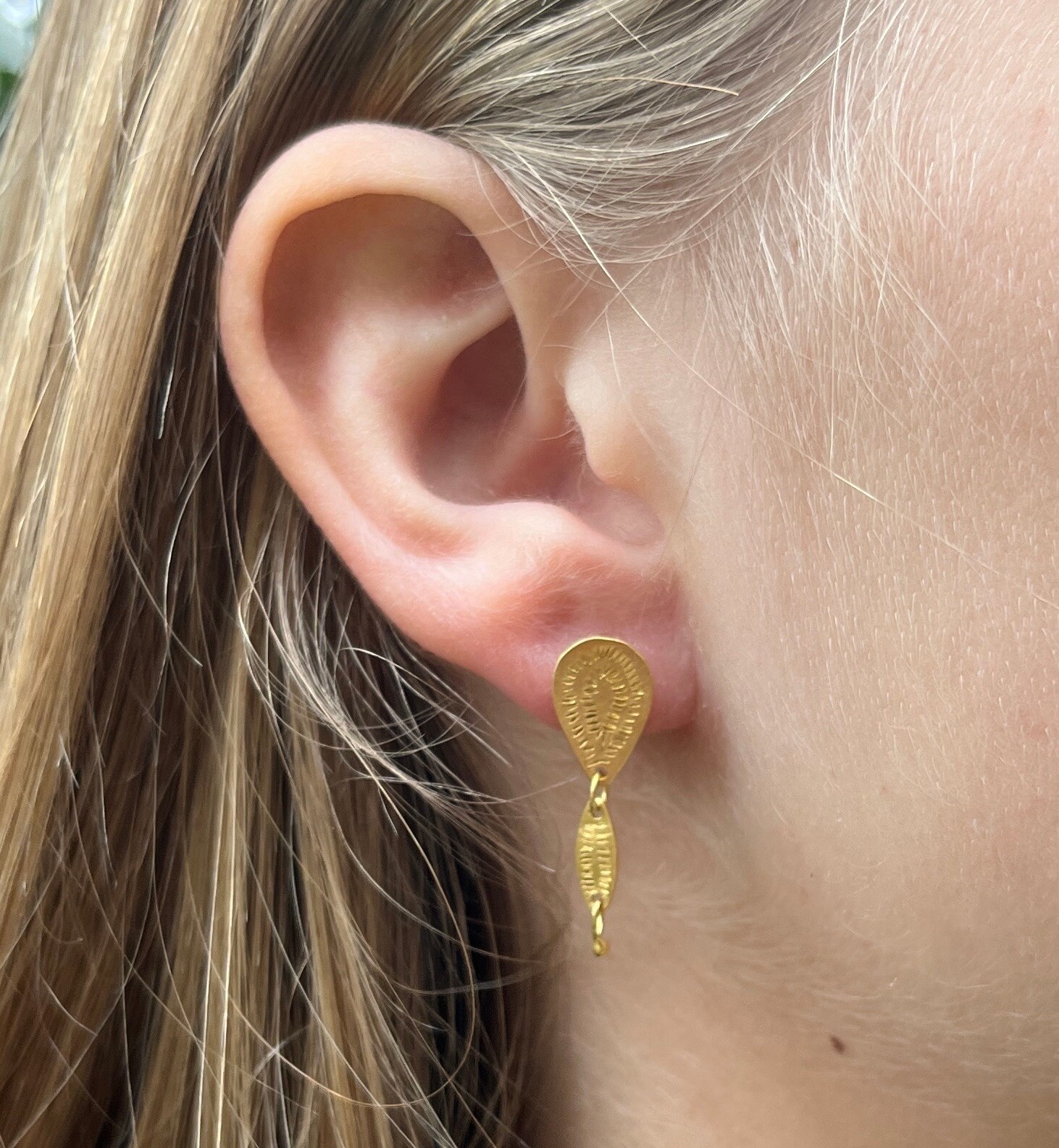 ゴールド スタッドピアス　22K 金 22Kソリッドゴールドダングルスタッドピアス。ユニークなテクスチャー