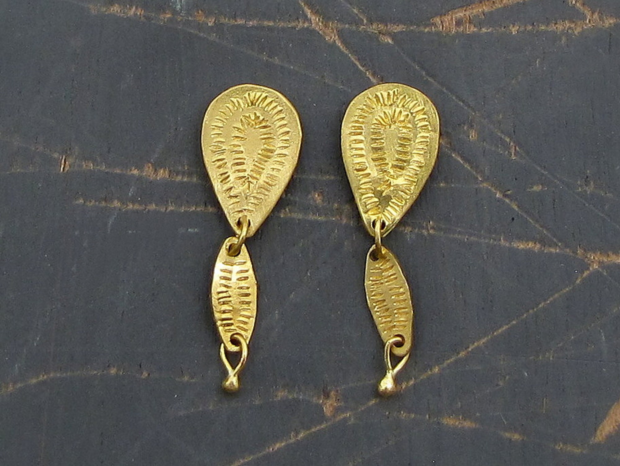 22Kソリッドゴールドダングルスタッドピアス。ユニークなテクスチャー