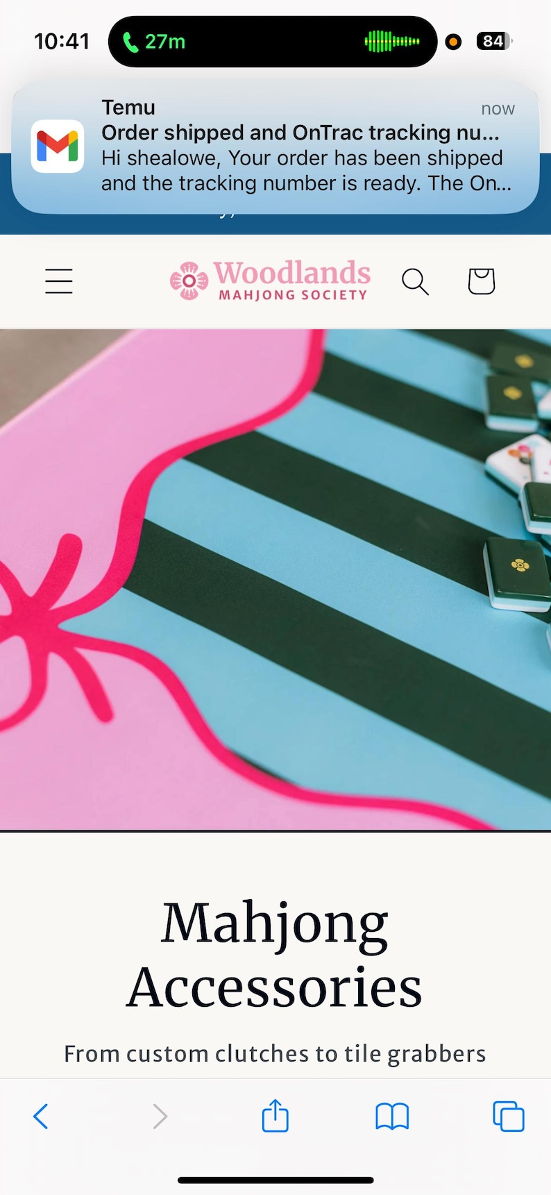 Pu&ograve; includere: Uno schermo di cellulare mostra uno sfondo rosa e blu con la scritta "Mahjong Accessories". L'immagine mostra un gioco di Mahjong in corso con tessere verdi e una superficie a motivi rosa e blu.