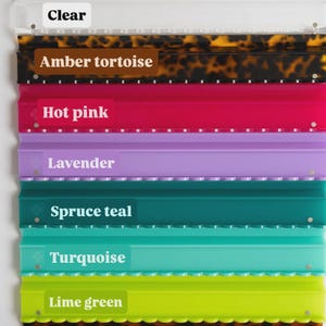 Pode incluir: Uma exibi&ccedil;&atilde;o de oito presilhas de cabelo retangulares dispostas verticalmente. As cores e padr&otilde;es est&atilde;o rotulados como Clear, Amber tortoise, Hot pink, Lavender, Spruce teal, Turquoise, Lime green e Classic tortoise. Cada presilha tem uma borda recortada.