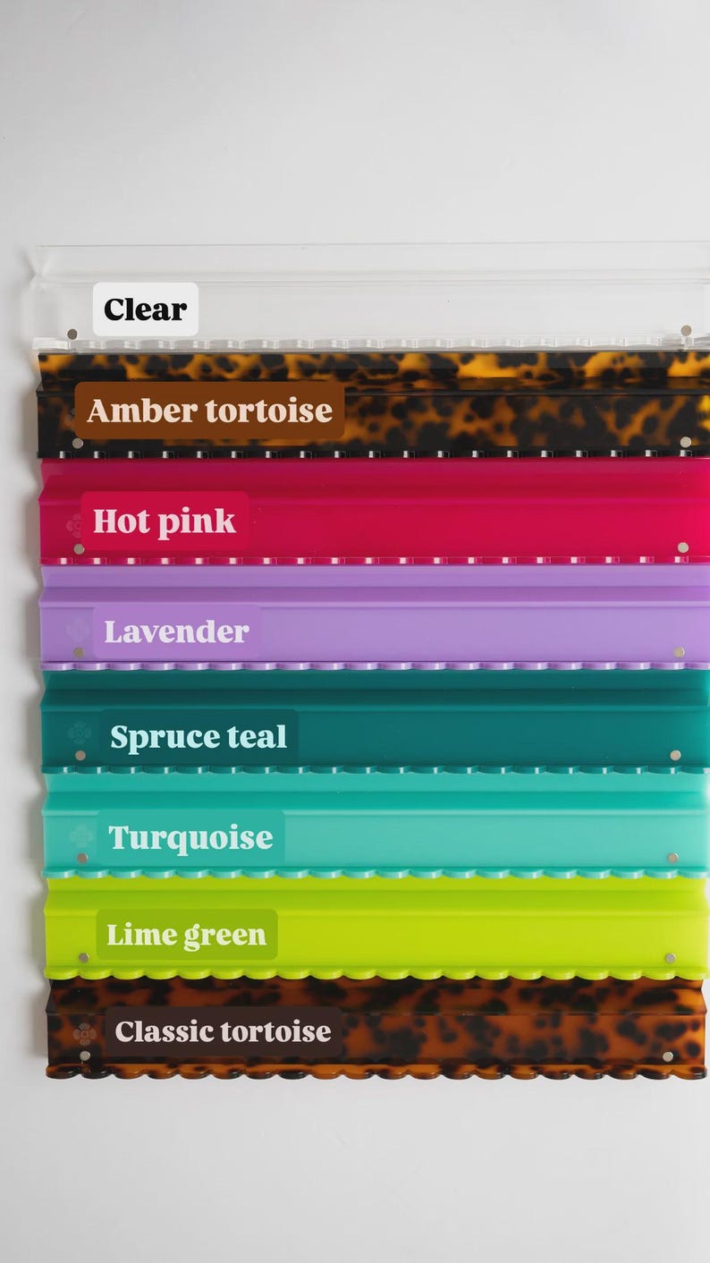 Pode incluir: Uma exibi&ccedil;&atilde;o de oito presilhas de cabelo retangulares dispostas verticalmente. As cores e padr&otilde;es est&atilde;o rotulados como Clear, Amber tortoise, Hot pink, Lavender, Spruce teal, Turquoise, Lime green e Classic tortoise. Cada presilha tem uma borda recortada.