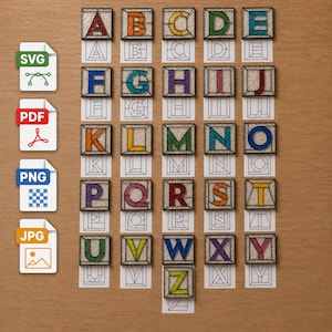 Puede incluir: Una colección de veintiséis letras del alfabeto en vitral cuadrado de la A a la Z, cada una con un color único y un acabado de vidrio texturizado. Debajo de cada letra hay una plantilla de dibujo lineal en blanco y negro para manualidades.