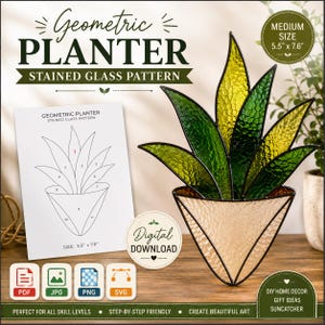 Op de afbeelding: Een digitale download voor een geometrisch plantenbak glas-in-lood patroon. De afbeelding toont een geprint sjabloon met genummerde secties en een afgewerkte glas-in-lood plant met groene en gele bladeren in een beige driehoekige pot, 14cm x 19,3cm.