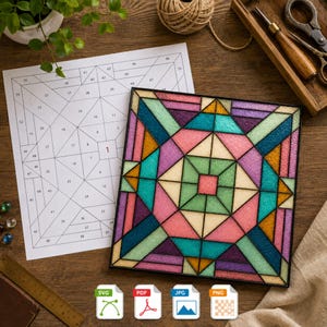 Peut inclure: Un panneau en vitrail carré présentant un motif géométrique avec des segments de verre texturés roses, bleu sarcelle, violets et dorés soulignés de noir. À côté se trouve un modèle en papier numéroté avec soixante-dix sections.
