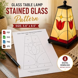 Op de afbeelding: Een digitaal patroon voor een glazen tafellamp met een glas-in-loodontwerp van rode tulpen op een crèmekleurige achtergrond. Het document toont een genummerd sjabloon van 14,22 cm bij 21,59 cm, naast een voorbeeld van de voltooide lamp.