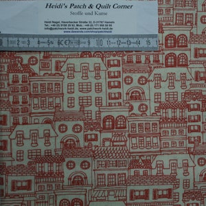 Może przedstawiać: Beige bawełniany materiał do pikowania z powtarzającym się wzorem czerwonych budynków.