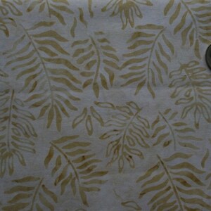 Può includere: Tessuto bianco con un motivo a foglie marroni. Il tessuto ha una texture sottile e una sensazione leggera e ariosa.