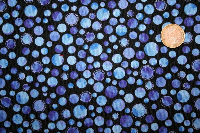 Pu&ograve; includere: Tessuto nero con un motivo ripetitivo di cerchi ad acquerello blu e viola.