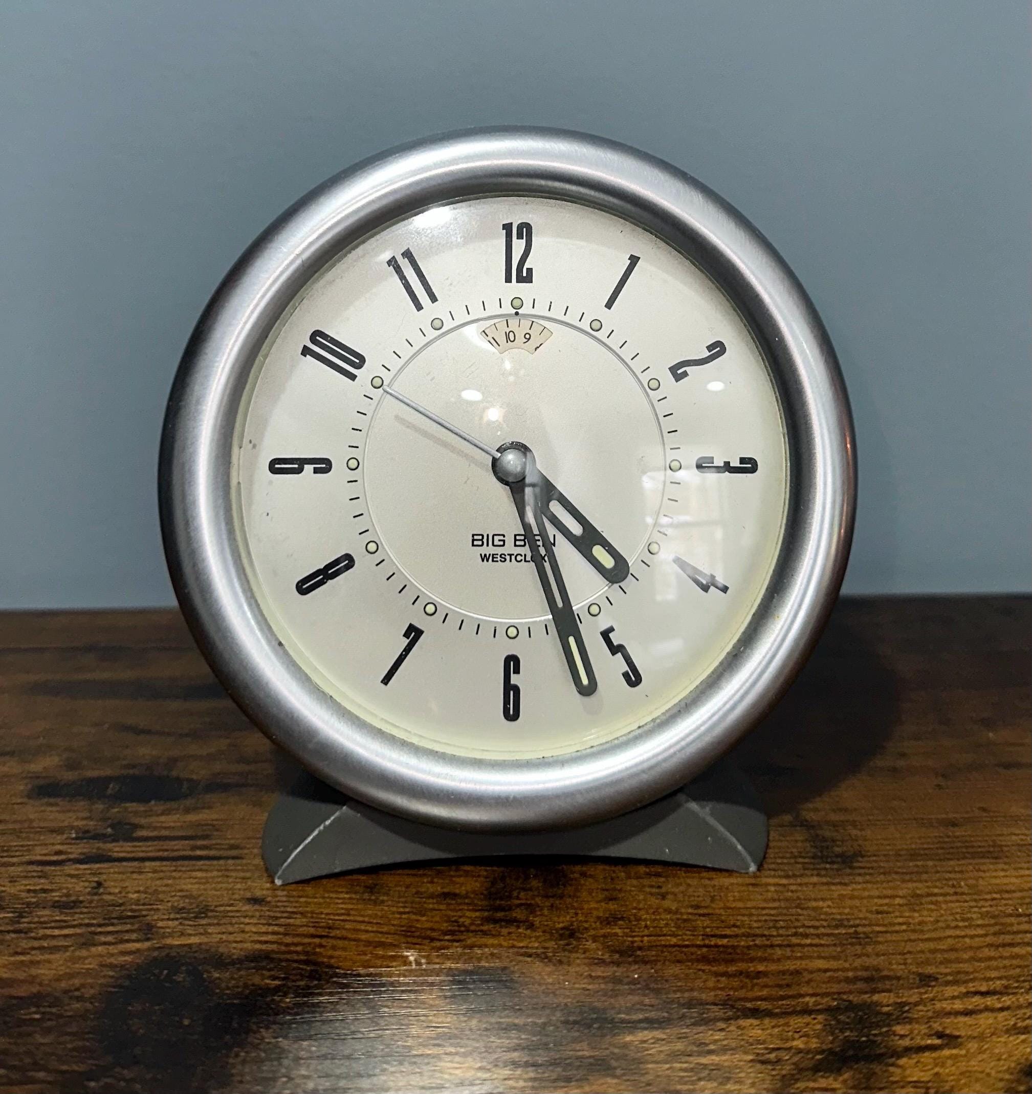 Réveil De Voyage Westclox Vintage - Boîtier Rouge Et Bordures Dorées - Analogique