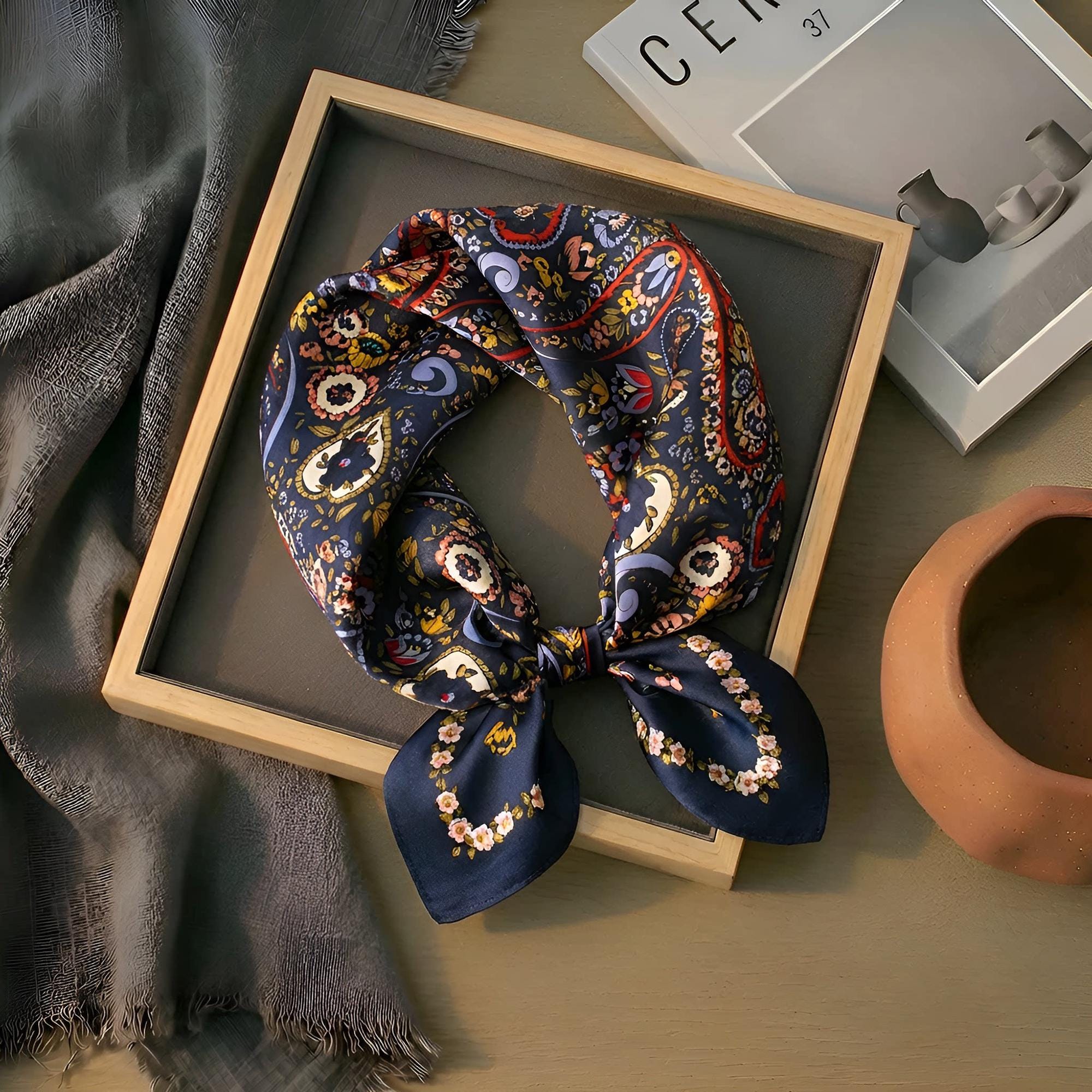 Foulard carré de luxe en soie pour femme