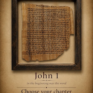 Puede incluir: Un marco rectangular de madera oscura que contiene un trozo de papiro marrón claro con texto en griego antiguo escrito en tinta negra. Debajo del marco, el texto dice: John 1, in the beginning was the word, Choose your chapter, Framed or Unframed.