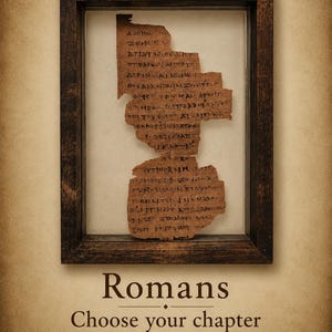 Puede incluir: Un fragmento de papiro antiguo con texto en tinta oscura dentro de un marco de madera marrón oscuro. Debajo del marco, el texto dice: Romans, Choose your chapter, Framed or Unframed. El papiro tiene bordes irregulares y rasgados.
