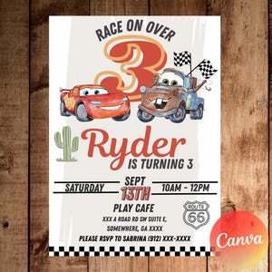 以下が含まれることがあります： カーズをテーマにした招待状。「Race on Over 3」の文字が上部にあり、ライトニング・マックィーンとメーターのイラストが描かれています。「Ryder is turning 3」と書かれており、イベントの詳細が含まれています。
