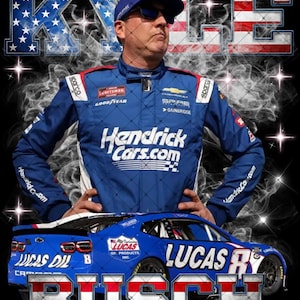 Pode incluir: Gráfico com um piloto de corrida em fato e boné azuis, com os nomes "KYLE" e "BUSCH" em letras patrióticas. O carro é azul com a marca "LUCAS OIL".