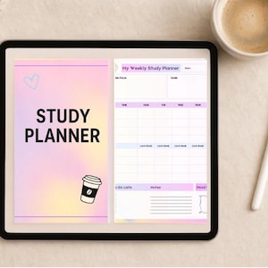 Peut inclure: Une tablette affiche un planificateur d'étude numérique. Le planificateur présente un fond dégradé rose et jaune avec les mots "STUDY PLANNER" et un dessin de tasse à café. Une mise en page de planificateur hebdomadaire est visible, ainsi qu'un stylet et une tasse de café.
