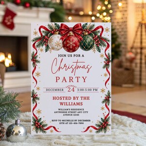 Könnte beinhalten: Eine rechteckige Einladungskarte für eine Weihnachtsfeier mit weißem Hintergrund, verziert mit einem Rand aus grünen Tannenzweigen, roten Beeren, goldenen Schneeflocken und roten Bändern. Drei Kugeln in Weiß, Rot und Grün hängen an einer großen roten Schleife.