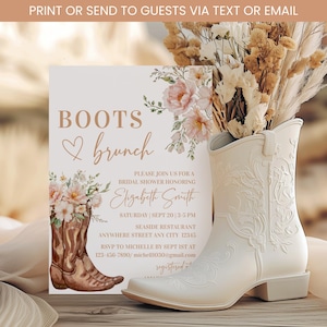 Könnte beinhalten: Eine rechteckige Einladungskarte für eine Brautparty mit dem Text BOOTS & brunch, Blumenillustrationen und einer braunen Cowboystiefel-Grafik, neben einem weißen Cowboystiefel mit geprägten Blumenmustern und getrockneten Blumen.