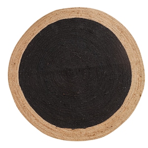 Könnte beinhalten: Runder Jute-Teppich mit schwarzem Zentrum und natürlichem Rand. Das Design des Teppichs zeigt eine kreisförmige schwarze Fläche, die von einem helleren, naturfarbenen Jute-Rand umgeben ist. Geeignet für verschiedene Einrichtungsstile.