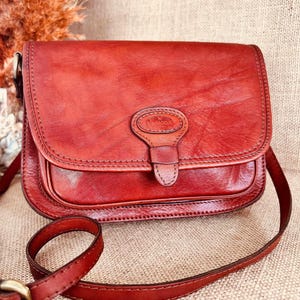 Bolso bandolera vintage restaurado de piel La Moda – Bolso de hombro rojo coñac de los años 90 – Correa ajustable – Estilo clásico italiano – Recrafted Grace