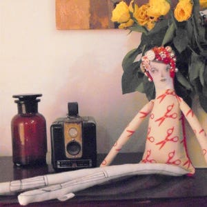 Poupée dart, Poupée en tissu faite à la main, Cadeau de décoration intérieure, Poupée de techniques mixtes image 6