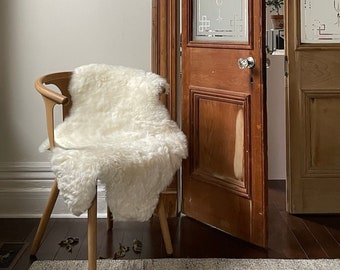 Grand jeté en peau de mouton islandais | SHORT BLANC - Luxe minimaliste et cosy, esthétique scandinave Hygge décoration d'intérieur - Super cadeau de pendaison de crémaillère