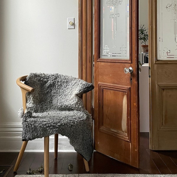Gotland schapenvacht plaid | GRIJZE KORTE WOL - Minimale en gezellige luxe, Scandinavische Hygge Home Decor esthetiek, een geweldig huisverwarmend cadeau