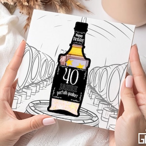 以下が含まれることがあります： 「Happy Birthday」と「40 Jahre perfekt qualität」の文字が入ったボトルイラストのバースデーカード。カードは人が持っています。背景には樽のスケッチが描かれています。