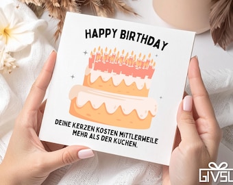 Puede incluir: Tarjeta de felicitación de cumpleaños con una ilustración de una tarta de dos pisos. La tarta está decorada con velas encendidas y glaseado. Las palabras "HAPPY BIRTHDAY" están en la parte superior, con texto alemán debajo.