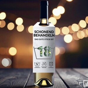 Cadeau en espèces pour un 18e anniversaire – carte des vins avec un motif de symbole de blanchisserie et un numéro perforé à accrocher sur les bouteilles de vin