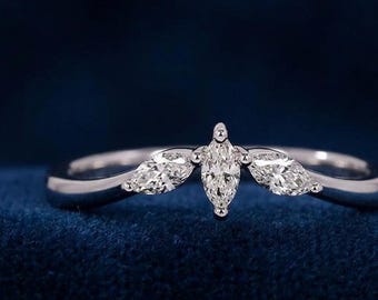 Anello con diamante sintetico a taglio marquise, anello di fidanzamento minimalista a tre pietre, delicato anello di fidanzamento in oro massiccio.