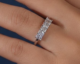 Anillo de boda de oro macizo con diamante talla radiante de 1,50 quilates cultivado en laboratorio.