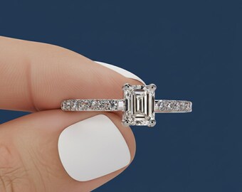 Anello di fidanzamento con diamante di laboratorio taglio smeraldo, fascia in oro massiccio con pavé